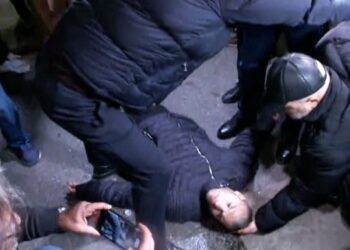 Përplasje mes policisë dhe protestuesve, një qytetar humb ndjenjat