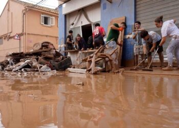 “Binin gurë nga qielli”/ Shkon në 158 numri i viktimave në Spanjë