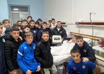 Shokët e skuadrës surprizojnë Luisin në spital pas sherrit me thikë