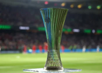 Katër arbitra shqiptarë në gjykimin e ndeshjes në Conference League