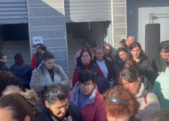 Kërcënime dhe fyerje/ Gratë e një fasonerie protestë në Vlorë