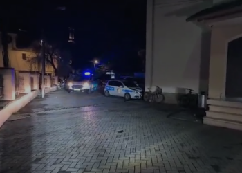 Tentoi të hynte me forcë në një bankë në Korçë, kapet i riu