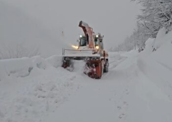 Reshje të dendura dëbore, vështirësi në akset Tamarë-Vermosh dhe Qafë Thore-Bogë
