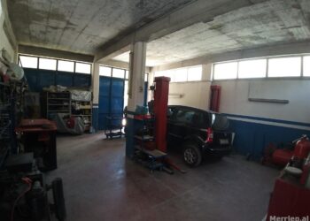 Shpërthen zjarri në servisin e makinave në Pukë, një i plagosur