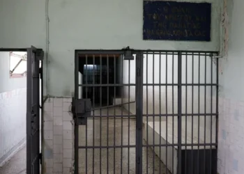 Gjendet i pajetë shqiptari në burgun e Malandrinos