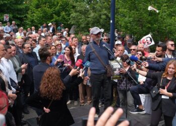 Protesta para Bashkisë së Tiranës/ Malkaj, thirrje pensionistëve