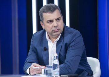 Abilekaj: Pensionistët vuajnë, qeveria shpërndan bonuset për vota