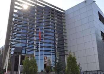 Burri humbi jetën gjatë aktit në makine, 37-vjeçarja lihet në burg për prostitucion