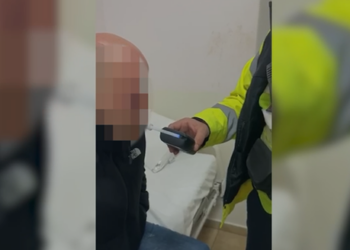 Shoferi përplaset me policin dhe e godet me grushte në Tiranë