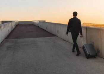 Të rinjtë shqiptarë dhe “nxitimi i emigrimit”: 36% duan të largohen nga vendi