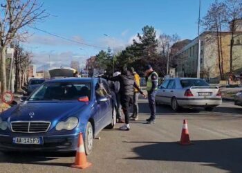 Makina përplas këmbësorin në Korçë