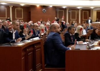 Interpelanca për “Becchettin” rrëzohet, Bardhi akuzon Spiropalin për ndikim nga Rama