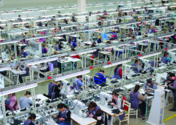 Fasoneria drejt falimentimit/ Punësimi dhe pagat ranë 20%