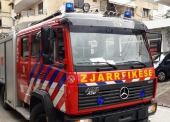 Zjarri shkrumbon një banesë në Kolonjë