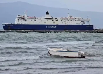 Moti i keq, pezullohet lundrimi i anijeve të peshkimit në Vlorë