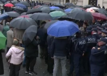 Protesta e opozitës, tensione përpara Bashkisë së Tiranës