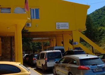 Fluks i shtuar emigrantësh në doganën e Kapshticës para festave