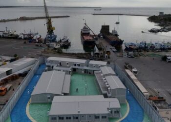 The Guardian: Qendrat e emigrantëve në Shqipëri, një dështim