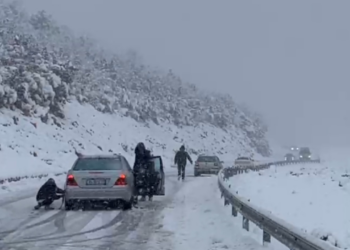 Bllokohen automjetet në Kukës-Krumë nga reshjet e dendura të borës
