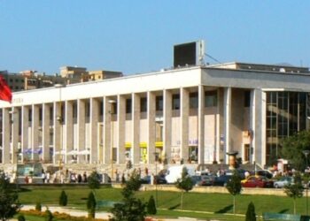 Shqiptarët nuk i besojnë njëri-tjetrit, më shumë se çdo vend në rajon, as shtetit