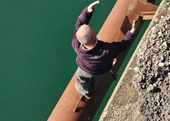 I moshuari tenton t’i japë fund jetës duke u hedhur në lumin Buna