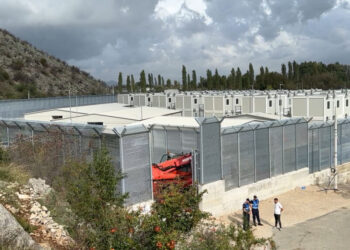 Qendrat e emigrantëve në Gjadër dhe Shëngjin/ Renzi: Të kthehen në burgje