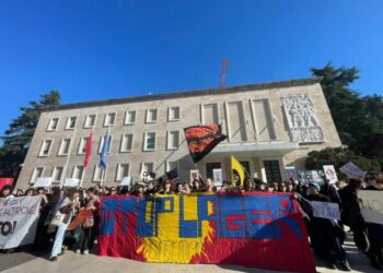 Aktivistët e shoqërisë civile protestojnë kundër marrëveshjes për emigrantët