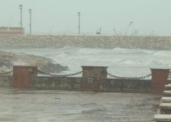 Moti i keq/ Pezullohet lundrimi nga porti i Durrësit për mjetet e tonazhit të rëndë