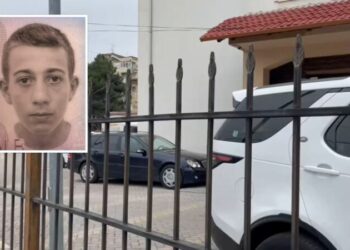 16-vjeçari largohet nga banesa në Korçë, nëna: “I erdhi fleta e gjyqit…”