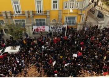 Studentët nisin marshimin drejt MAS, kërkojnë zbatimin e Paktit për Universitetin