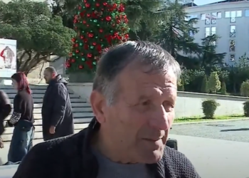 “Bonusi është mashtrim”/ Pensionistët protestojnë para Kryeministrisë