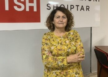 Laureta Roshi: 17-vjeçari u plagos në klasë në prani të mësueseve