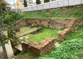 Restaurimi i Teatrit të Durrësit injoron monumentin në themelet e tij