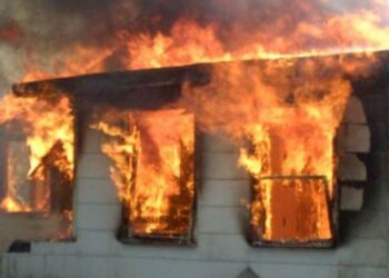 Flakët shkrumbojnë banesën në Korçë, një shtetase përfundon në spital