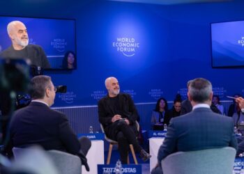 Richard Quest i nxori bllof propagandën, Rama e preu sesionin në Davos