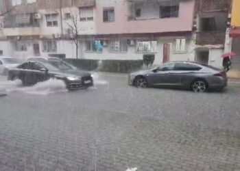 Reshje shiu në Durrës, bllokohet zona rreth stadiumit