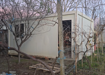 Festat në kontejner: Jeta e vështirë e familjeve pa strehë në Thumanë