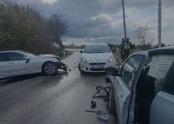 Përplasen dy automjete në Petovë, dy të lënduar