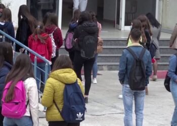 Denoncimi te QYTETARËT: 14 vjeçari me armë të ftohta në shkollë (Foto)