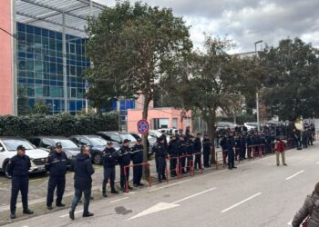 Berisha paraqitet në SPAK, protestuesit mblidhen, vendoset kordon policor