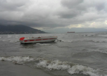 Moti i keq, ndalohet lundrimi në Vlorë, dallgët deri në 2 metra