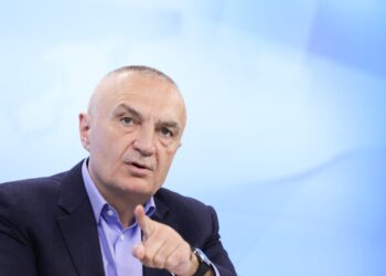 Ish-Presidenti Meta paraqitet në SPAK, nis marrja në pyetje