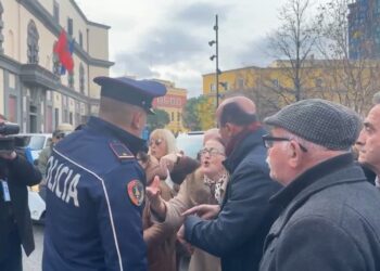 Protesta e opozitës para Bashkisë, incidente dhe tensione me policinë