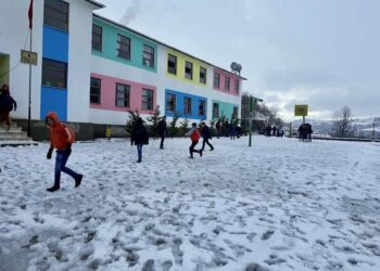 Moti i keq, pezullohet mësimi në 77 shkolla