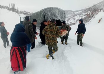 Moti i keq/  Forcat e Armatosura transportojnë fëmijën e sëmurë në Bulqizë