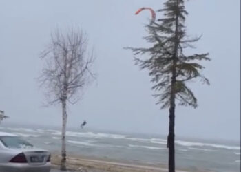 Sërf me parashutë në liqenin e Pogradecit, qytetari sfidon motin e keq