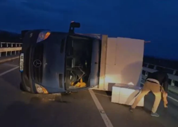 Era e fortë përmbys kamionçinën në Milot, bllokohet qarkullimi