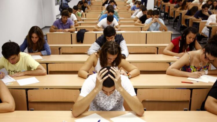 Students take a university entrance examination at a lecture hall in the Andalusian capital of Seville, southern Spain, September 15, 2009. Students in Spain must pass the exam after completing secondary school in order to gain access to university. REUTERS/Marcelo del Pozo (SPAIN EDUCATION SOCIETY) - RTR27V3I