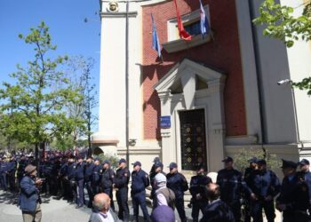 Opozita kërkon dorëheqjen e Veliajt, protestë para Bashkisë Tiranë