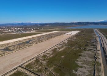 Aksident në Aeroportin e Vlorës, fadroma përplas shoferin e kamionit